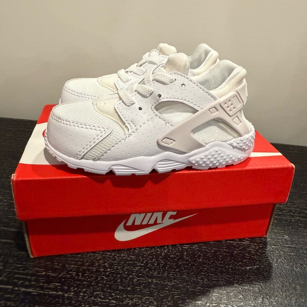 NWT Nike Huarache Run white toddler sneakers